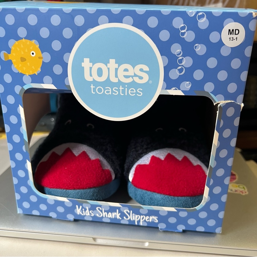 Totes Toasties Kids Shark Slippers‎ Size M